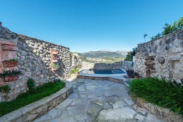 Casa de piedra mallorquina reformada con piscina y vistas a  - foto 2