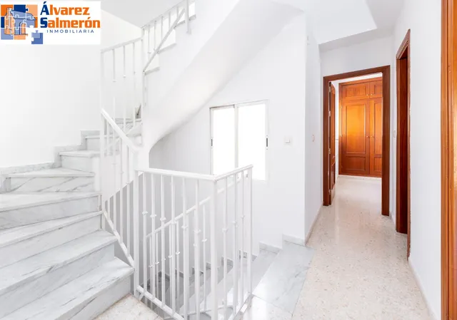 Vive en el corazón de Armilla: 4 dormitorios, patio, terraza y garaje — 11