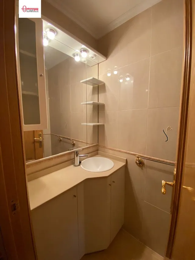 En Burgos C/ Alfareros. Se alquila precioso piso de cuatro habt, baño, aseo, garaje. — 24
