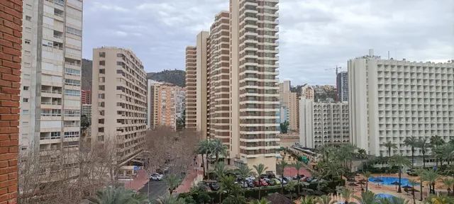 Piso de 3 dormitorios con piscina y garaje en urbanización cerca de la playa — 17