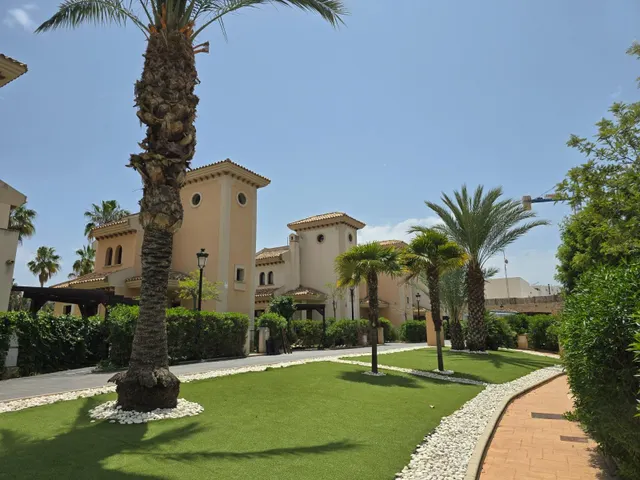 ADOSADO CON JARDÍN Y PISCINA COMUNITARIA EN CAMPO DE GOLF — 36