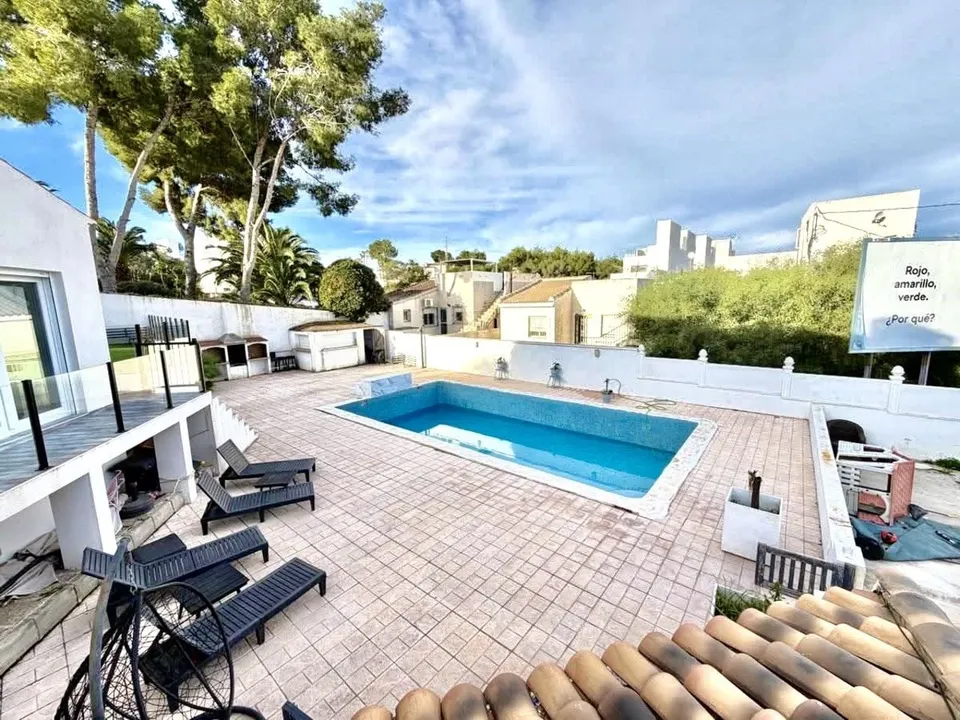 VILLA DE 6 DORMITORIOS Y 2 BAÑOS EN ORIHUELA COSTA (VILLAMARTIN)