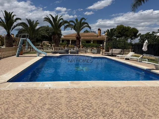 ESPECTACULAR CHALET INDEPENDIENTE CON 10.000 M2 DE PARCELA, 