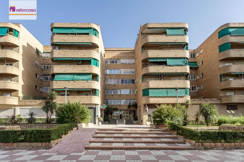 Piso con plaza de garaje cerrada junto a La Inmaculada, frente al río Genil.