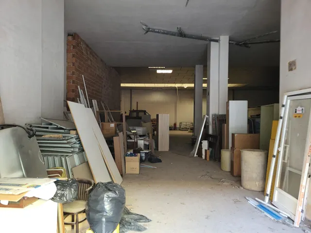 LOCAL AMPLIO CON FACHADA Y EN BUENA ZONA — 24