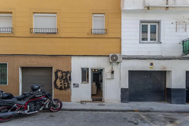 Local adaptado a vivienda en el Zaidin. — 16
