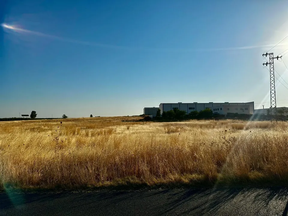 *Venta de Terreno Industrial en La Carlota - Oportunidad Única*