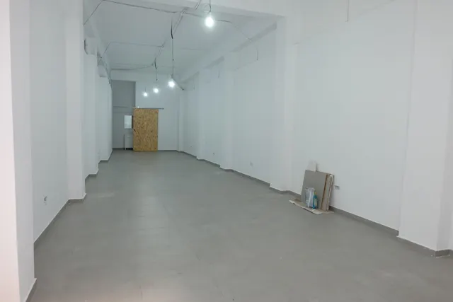 Local comercial muy amplio situado en la Calle Cardenal Benlloch. — 5
