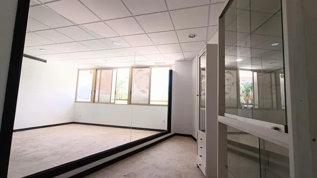 Amplio Local Comercial en Elche - Ideal para Centro Estético o Deportivo — 4