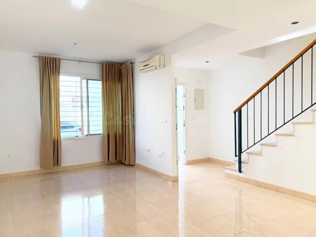 Casa adosada de 3 dormitorios con patio, terraza y dos plaza - foto 3