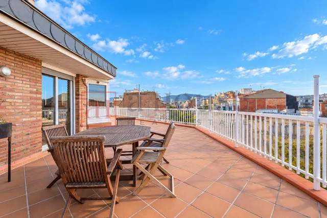 Ático esquinero con terraza de 125m2 y vistas panorámicas a toda Barcelona en sant antoni — 6