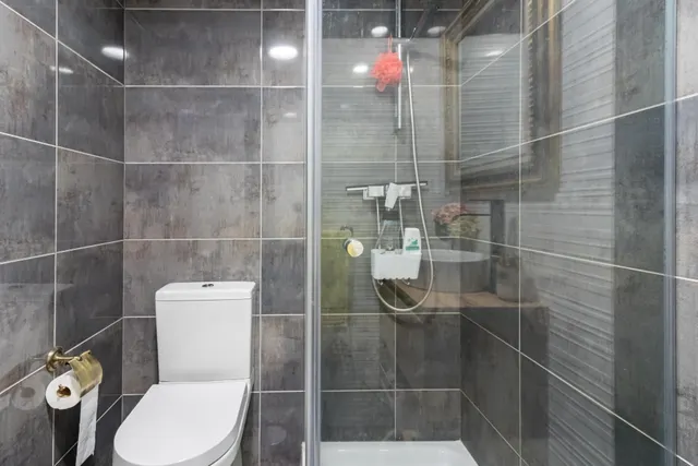 Bajo exterior con dos terrazas, garaje y trastero en urbanización con piscina y pista de tenis – San Román, Santander — 16