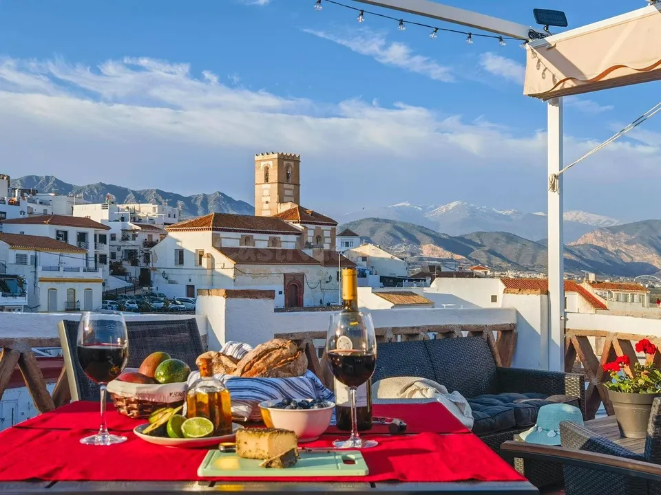 El mar desde la cocina, el pueblo a tus pies