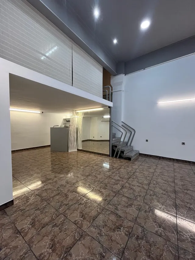 LOCAL COMERCIAL CON ALTILLO SITUADO EN ZONA  DR. PUJADES — 16