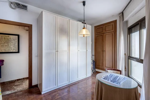 Pisazo en paseo del salón - Granada — 27