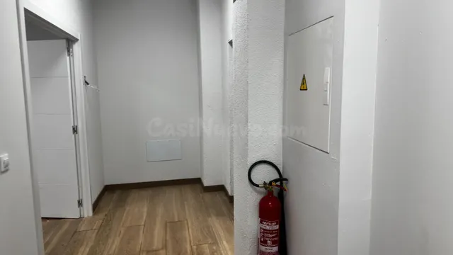 Excelente nave Industrial en Vallecas con salida de humos - foto 3