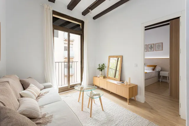 Piso reformado con 2 dormitorios y mobiliario a estrenar en el Raval, Barcelona — 5