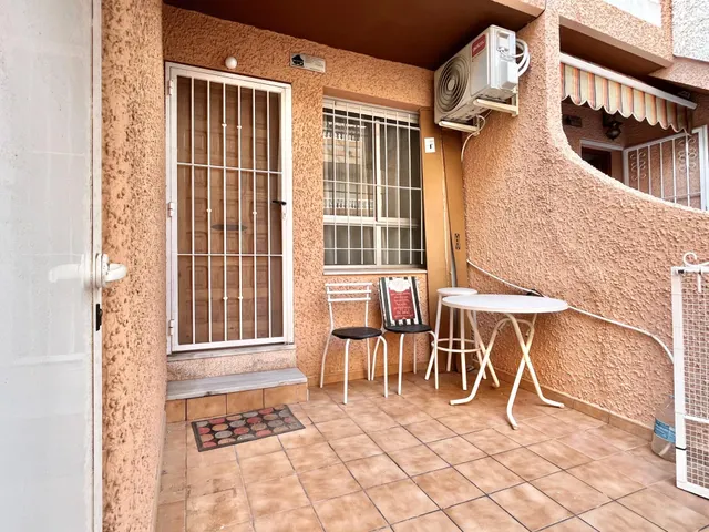 Bungalow con terraza, Alicante, Torrevieja. 2 habitaciones, 61 m2, 450 metros del mar — 2