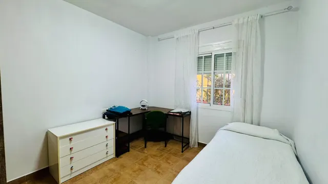 Chalet independiente con piscina, jardín y aparcamiento privado — 25