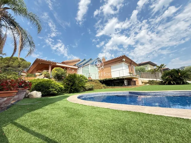 Preciosa casa de lujo en venta con vistas al mar y piscina en Calella — 42