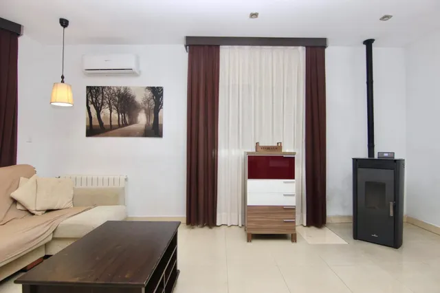 Alquiler larga estancia chalet con piscina — 24