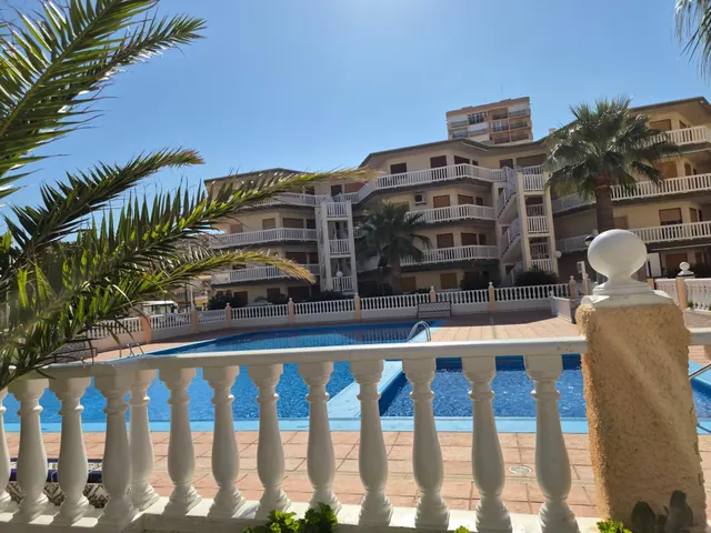 Apartamento situado en la urbanización Torre Luquillo, en el kilómetro 5,5 de La Manga del Mar Menor, que destaca por sus impresionantes vistas tanto al Mar Menor como al mar Mediterráneo. — 31