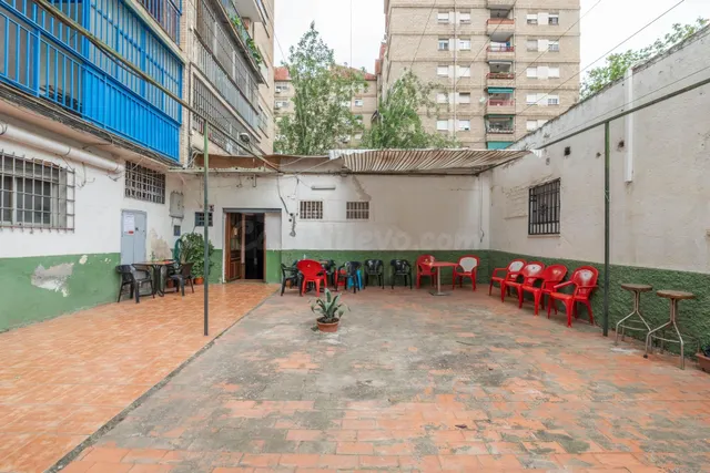 AMPLIO LOCAL CON TERRAZA Y MULTIPLES POSIBILIDADES!!!!!!!!!! — 2