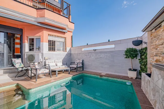 MODERNA CASA DE ESTILO NÓRDICO CON PISCINA, EN INCREIBLE UBI