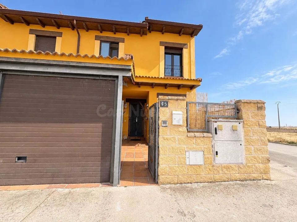 Adosado de 4 dormitorios con amplios espacios exteriores en Garcillán, a un paso de Segovia