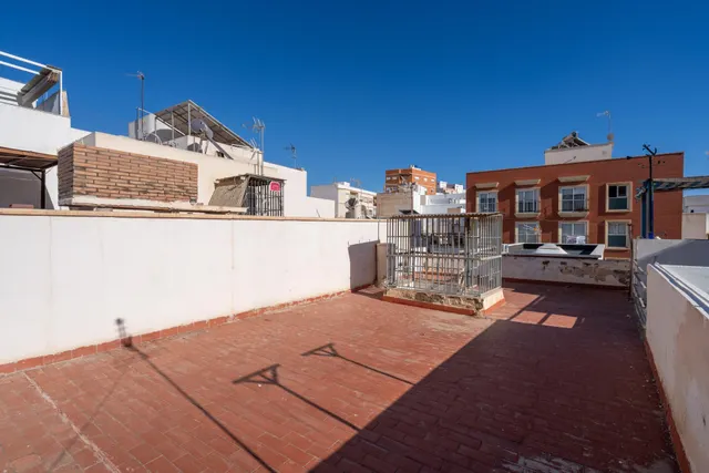 Casa con encanto, cochera y terraza privada en calle Acosta — 26