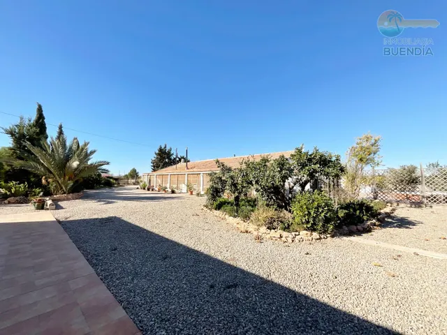 TERRENO CON CASA PRINCIPAL Y VARIAS PARA INVITADOS O ALQUILA
