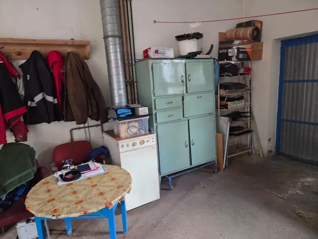 SE VENDE CASA, DOS PLANTAS, COCINA, SALÓN, 3 HAB., BAÑO. EN PLANTA BAJA LOCAL 95 M2. CALEFACCIÓN — 13