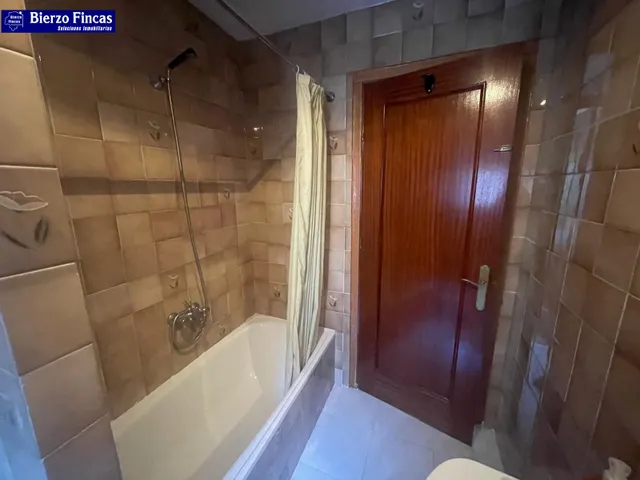 SE VENDE AMPLIO PISO EN NAVATEJERA — 12
