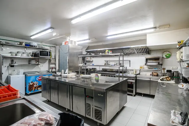 Local comercial en venta - La veleta — 16