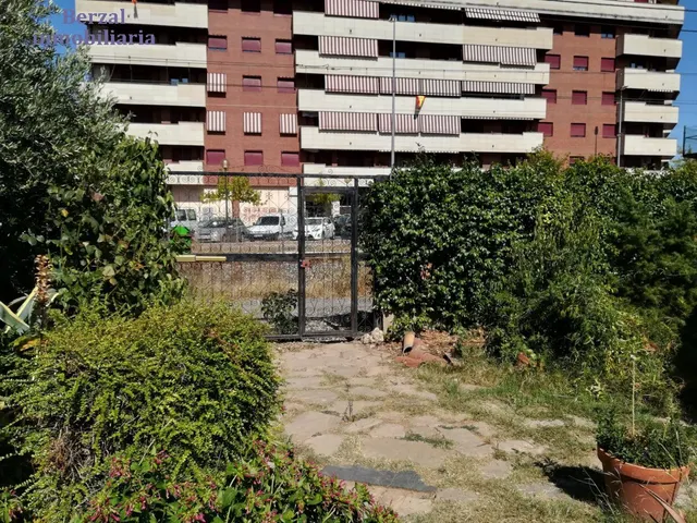 Casa magnifica, de dimensiones extraordinarias a veinte minutos andando del centro. — 33