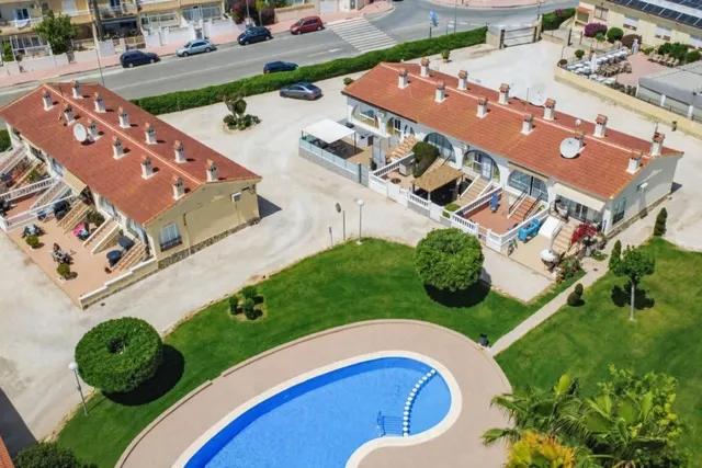 MAGNFICO BUNGALOW EN 2 PLANTAS INDEPENDIENTES CON PISCINA Y 