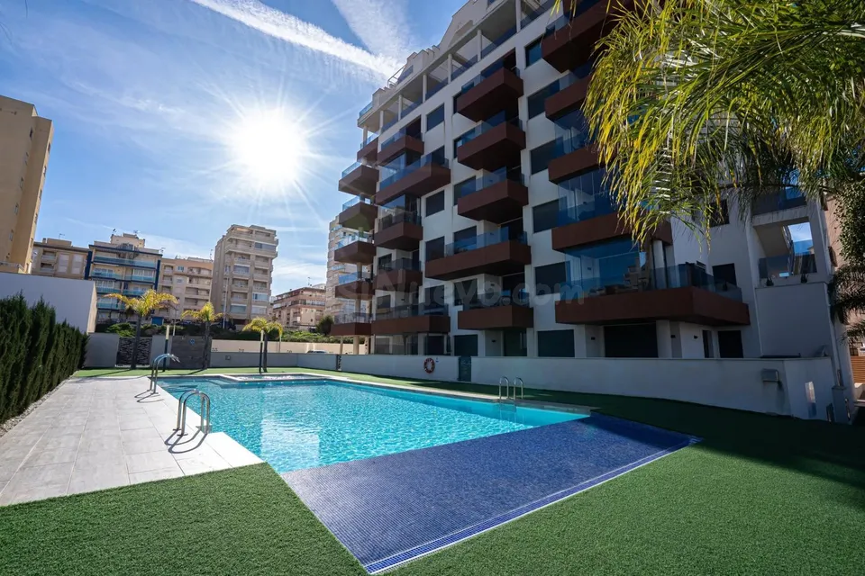 Apartamento de 2 dormitorios y 2 baños con piscina y parking en Guardamar del Segura