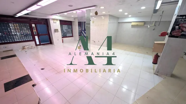 Amplio Local Comercial en el Corazón de Cáceres - Ideal para