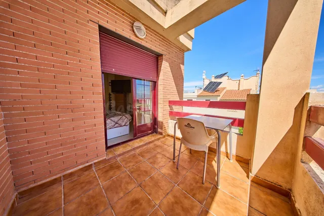Maravillosa Casa Pareada en Loma Linda con 6 habitaciones y  - foto 3