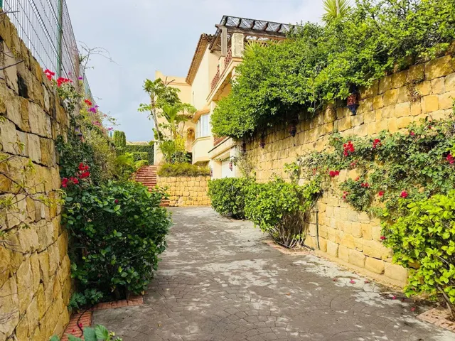 Villa de 5 dormitorios y 5 baños en Casares — 4