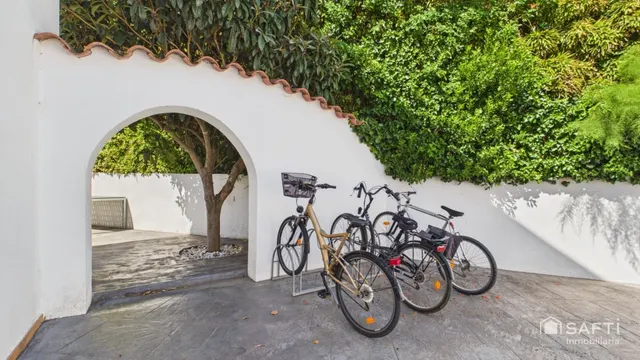 Casa moderna con cuatro habitaciones, piscina y garaje — 18