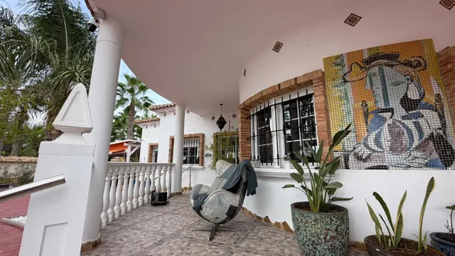 VILLA DE 4 DORMITORIOS Y 3 BAÑOS. PARCELA DE 1.850 M2. CON PISCINA CLIMATIZADA Y CASA DE INVITADOS INDEPENDIENTE EN CATRAL. — 11