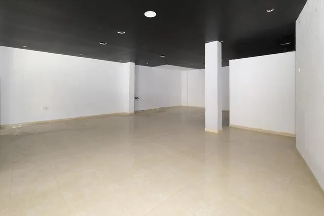 local comercial en avenida principal — 7