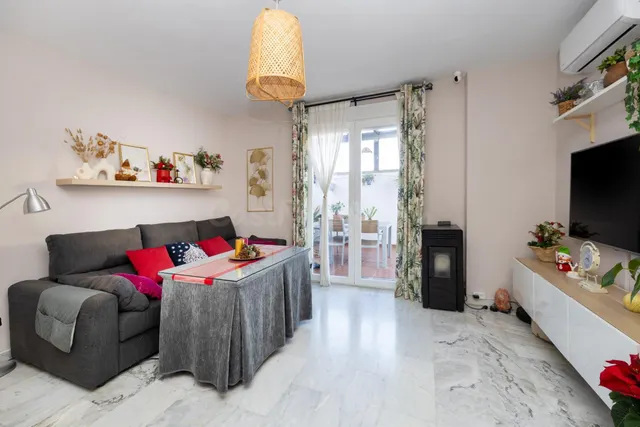 MARAVILLOSA CASA A POCOS MINUTOS DEL CENTRO DE LA ZUBIA - foto 5