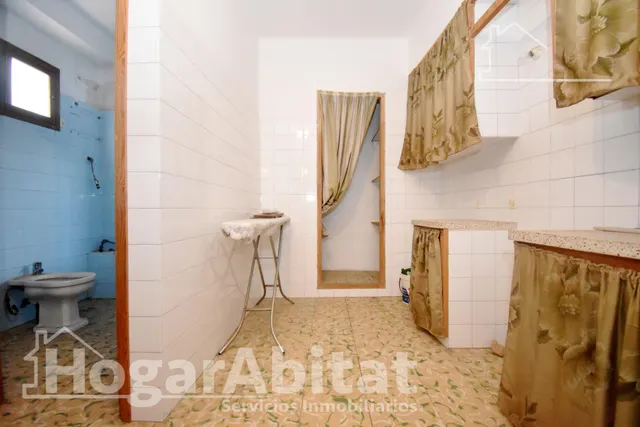 ¡Hazla a tu gusto! Gran casa para reformar con terraza y balcón, cerca del ayuntamiento — 45
