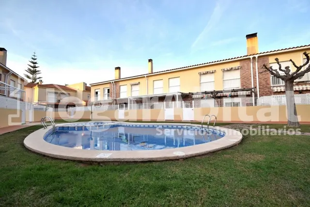 ADOSADO SEMINUEVO CON PISCINA, 2 TERRAZAS Y AMPLIO GARAJE - foto 4