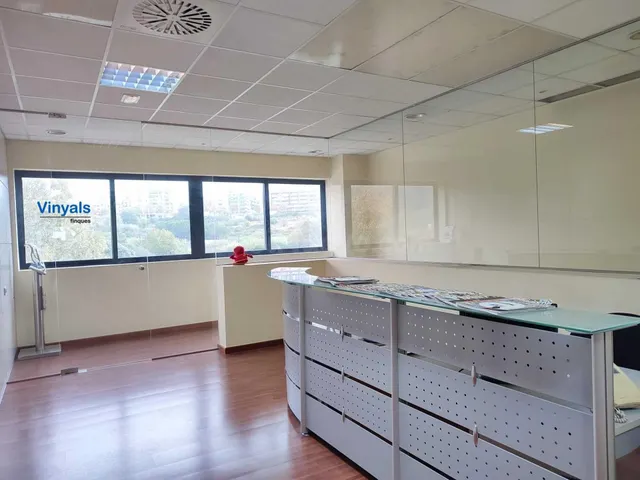 Planta baja con oficinas y patios! - foto 4
