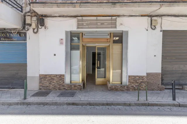 Local comercial en el zaidin, junto avda. dilar. — 27