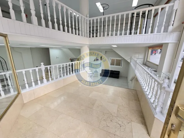 Bajo comercial de gran visibilidad — 5