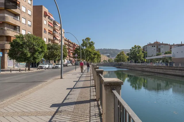 Plaza de garaje cerrado con estanterías en parque Genil cerca de Hospital La Inmaculada — 35